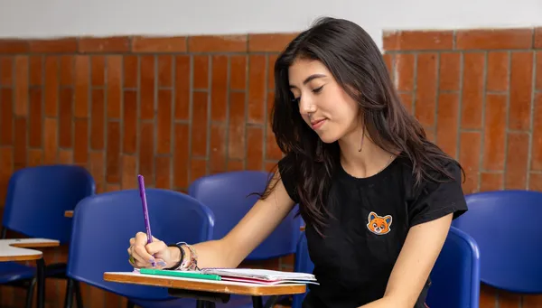 Estudiante de Pre ICFES Superior en clase