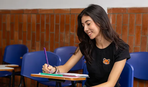 Estudiante de Pre ICFES Superior en clase